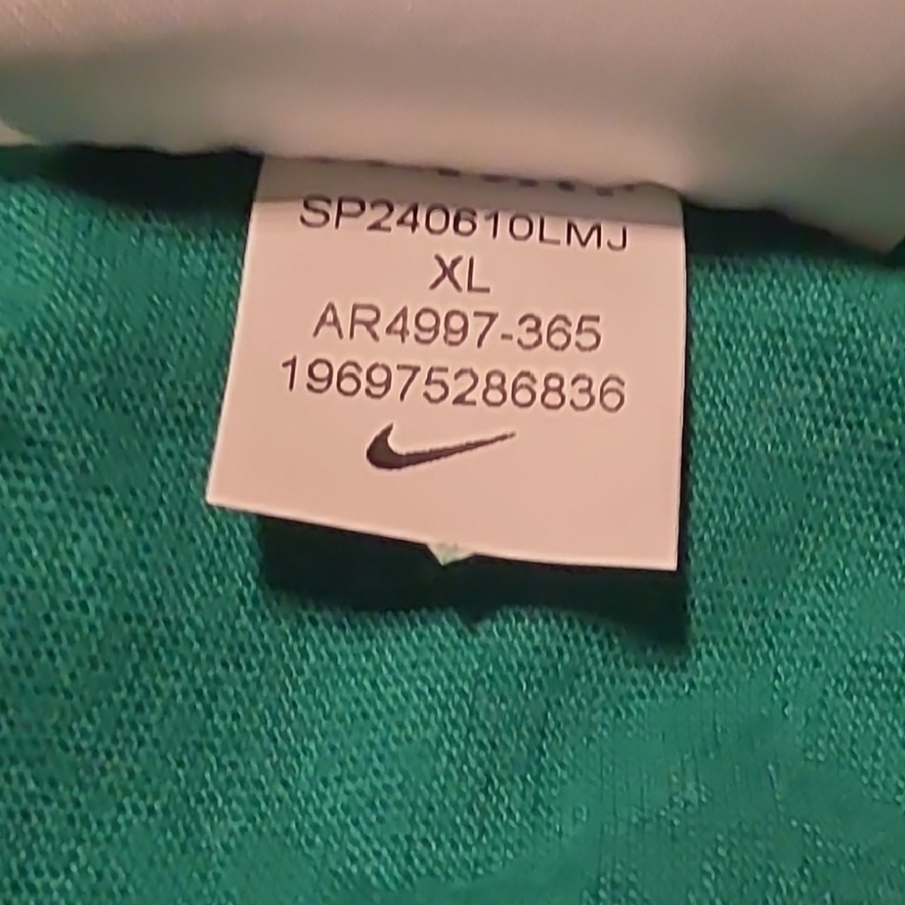 Nike Men's Green Short Sleeve Tee - Picture 6 of 7